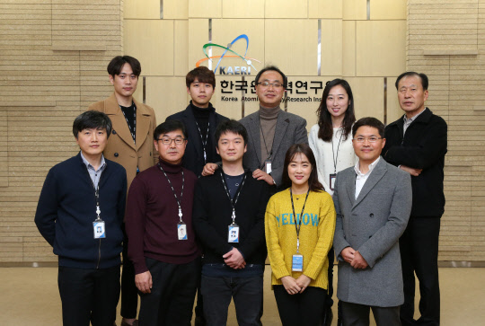 2017 대덕특구 홍보대상 수상기관으로 선정된 한국원자력연구원 대외협력부 직원들이 기념촬영을 하고 잇다.